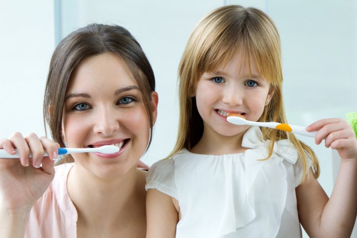 ¿Cuándo hay que hacer la primera visita de un niño al dentista?